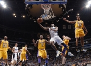 开云体育-新王与旧神，拉梅洛接管季后赛，湖人强压勇士的时代回响