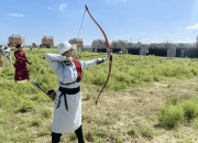 开云体育在线-射箭比赛中选手连中靶心，技艺高超