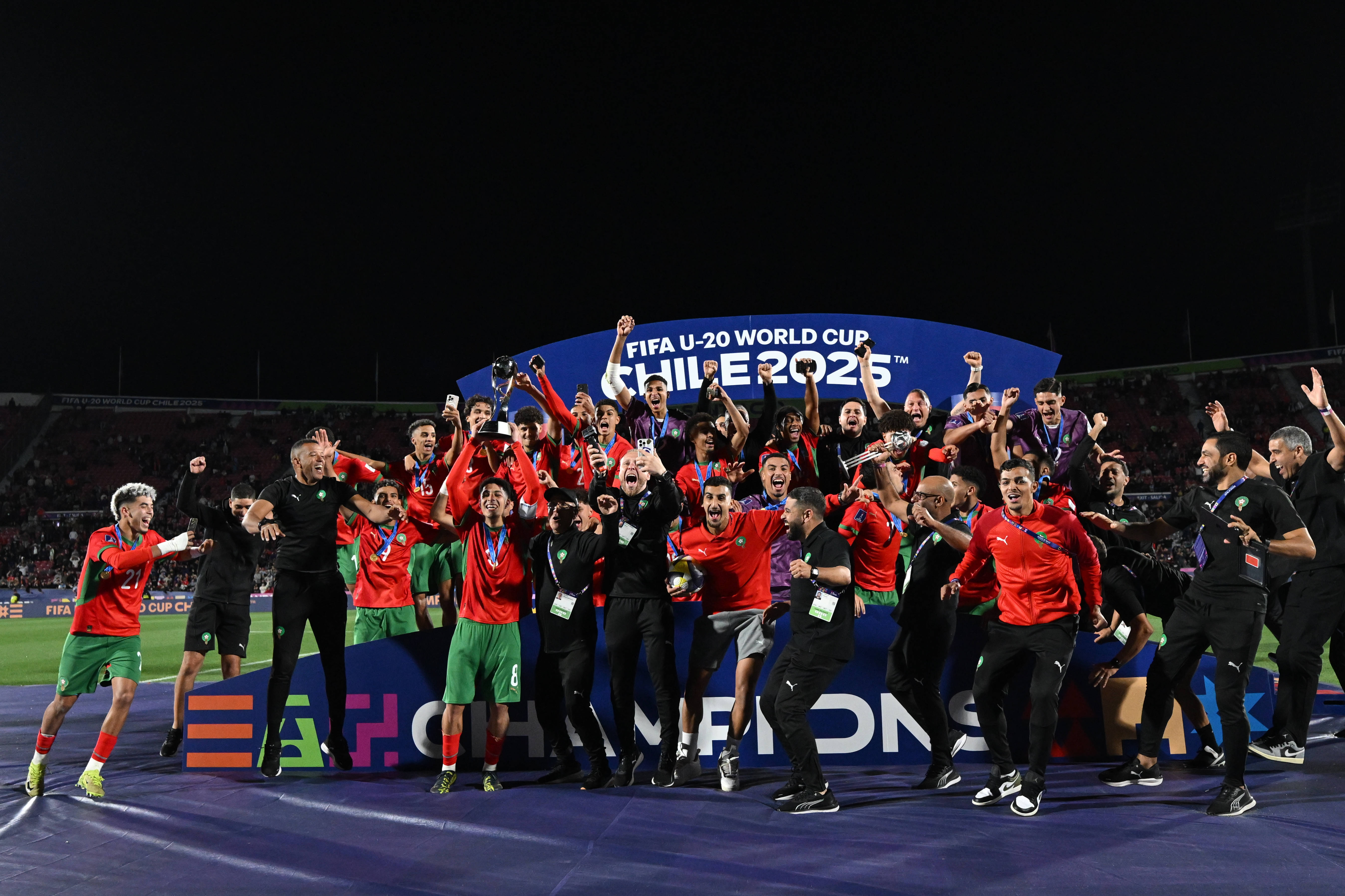 史上最壮观足球战队展现实力