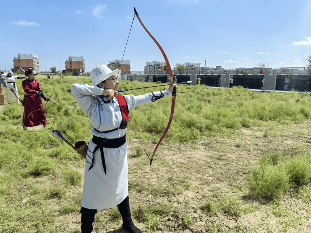 射箭比赛中选手连中靶心,技艺高超 射箭比赛中选手连中靶心,技艺高超