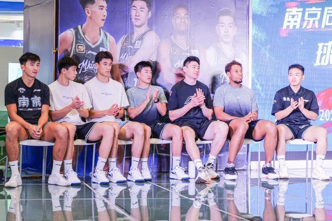 包含体育俱乐部举办球迷见面会,互动亲近的词条 包含体育俱乐部举办球迷见面会,互动亲近的词条