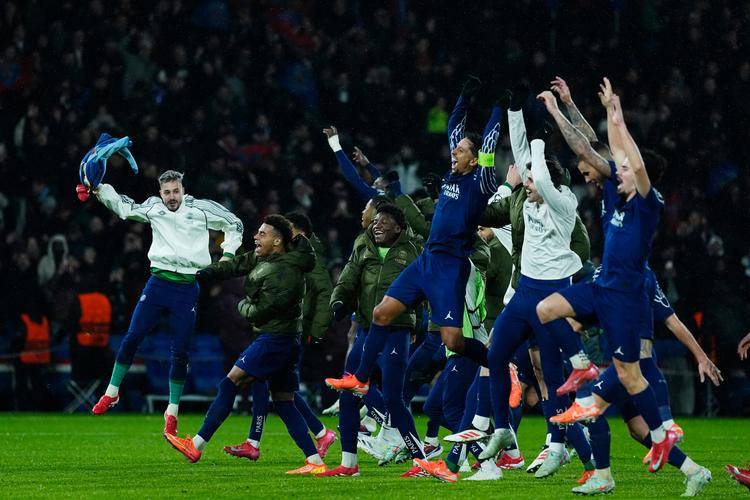 热门球队抢占比赛先机,夺冠在望 热门球队抢占比赛先机,夺冠在望