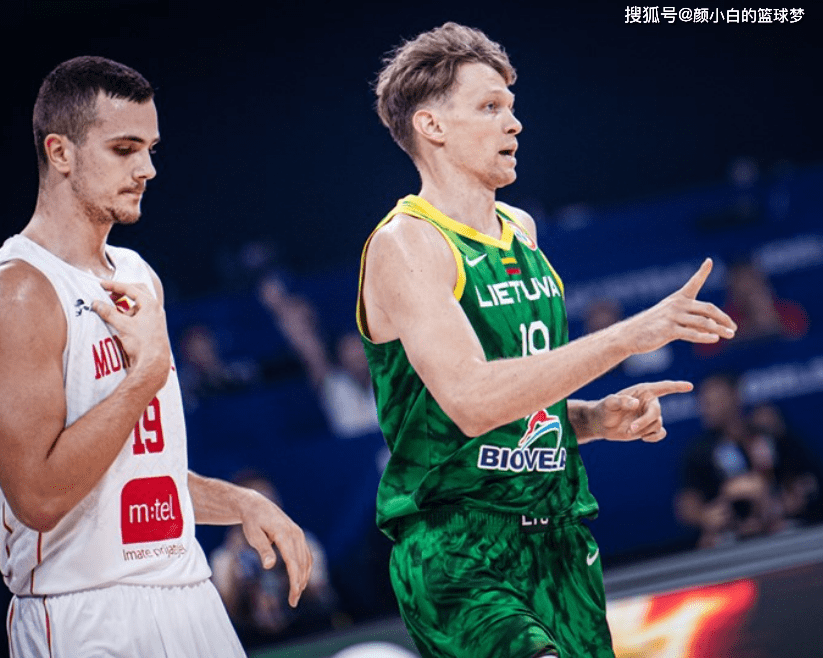 立陶宛篮球选手团结进攻,领跑比赛 立陶宛篮球选手团结进攻,领跑比赛