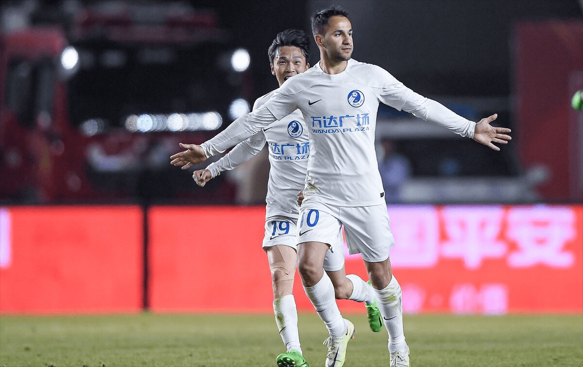 梅利利亚球迷高唱助威歌,期待球队胜利的简单介绍 梅利利亚球迷高唱助威歌,期待球队胜利的简单介绍