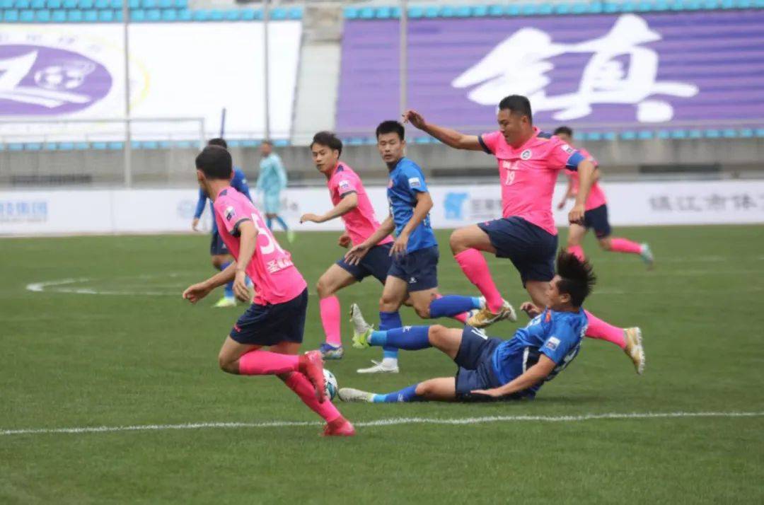 体育赛场上两支队伍的激烈较量 体育赛场上两支队伍的激烈较量