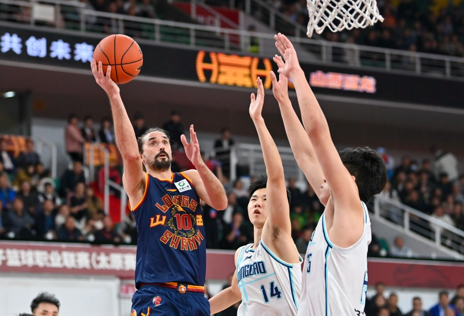 防守犀利,成功挡下对手猛攻 防守犀利,成功挡下对手猛攻