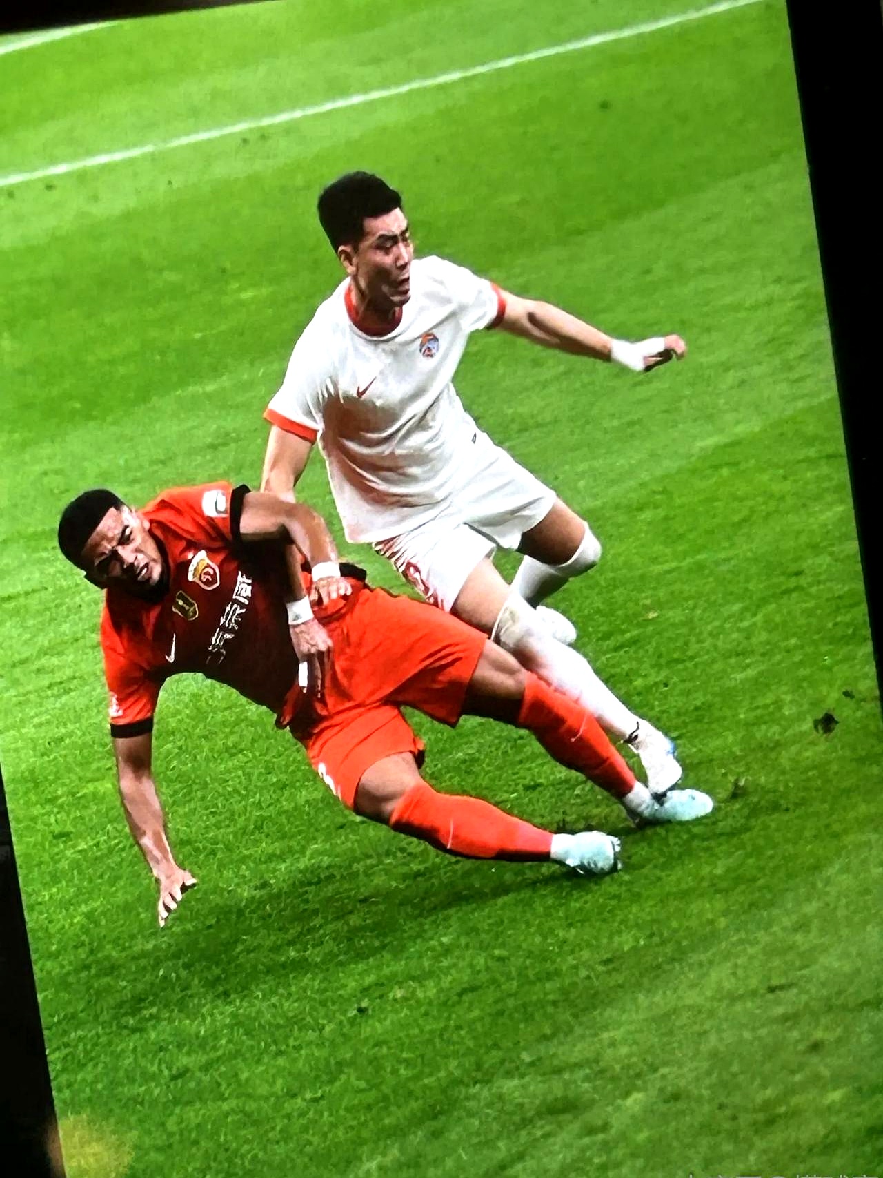 球员巧妙配合,完成劲爆进球 球员巧妙配合,完成劲爆进球