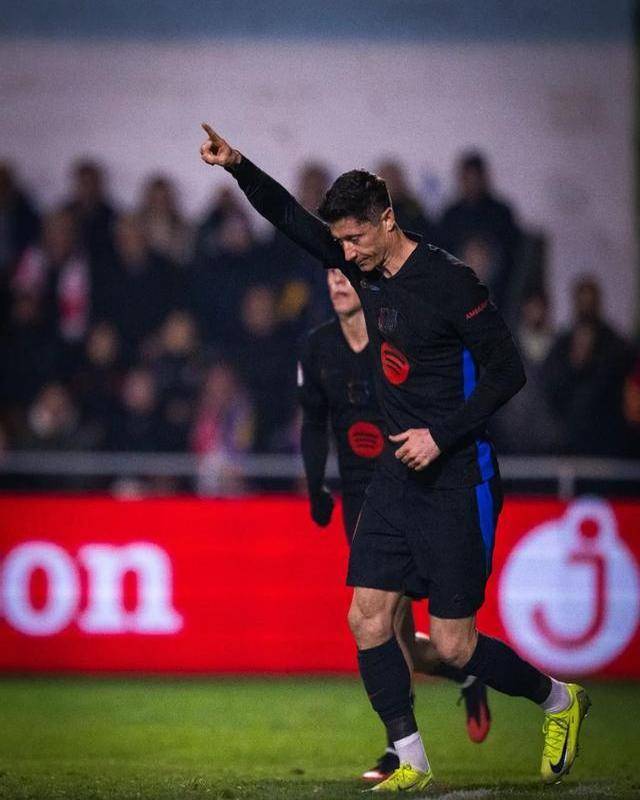 莱万多夫斯基梅开二度，拜仁慕尼黑轻松晋级的简单介绍