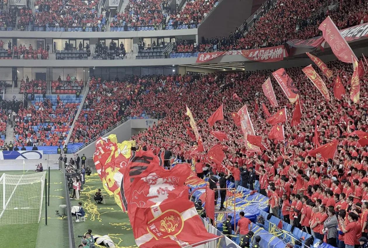 关于热烈的足球赛事场面,球迷热情高涨的信息 关于热烈的足球赛事场面,球迷热情高涨的信息