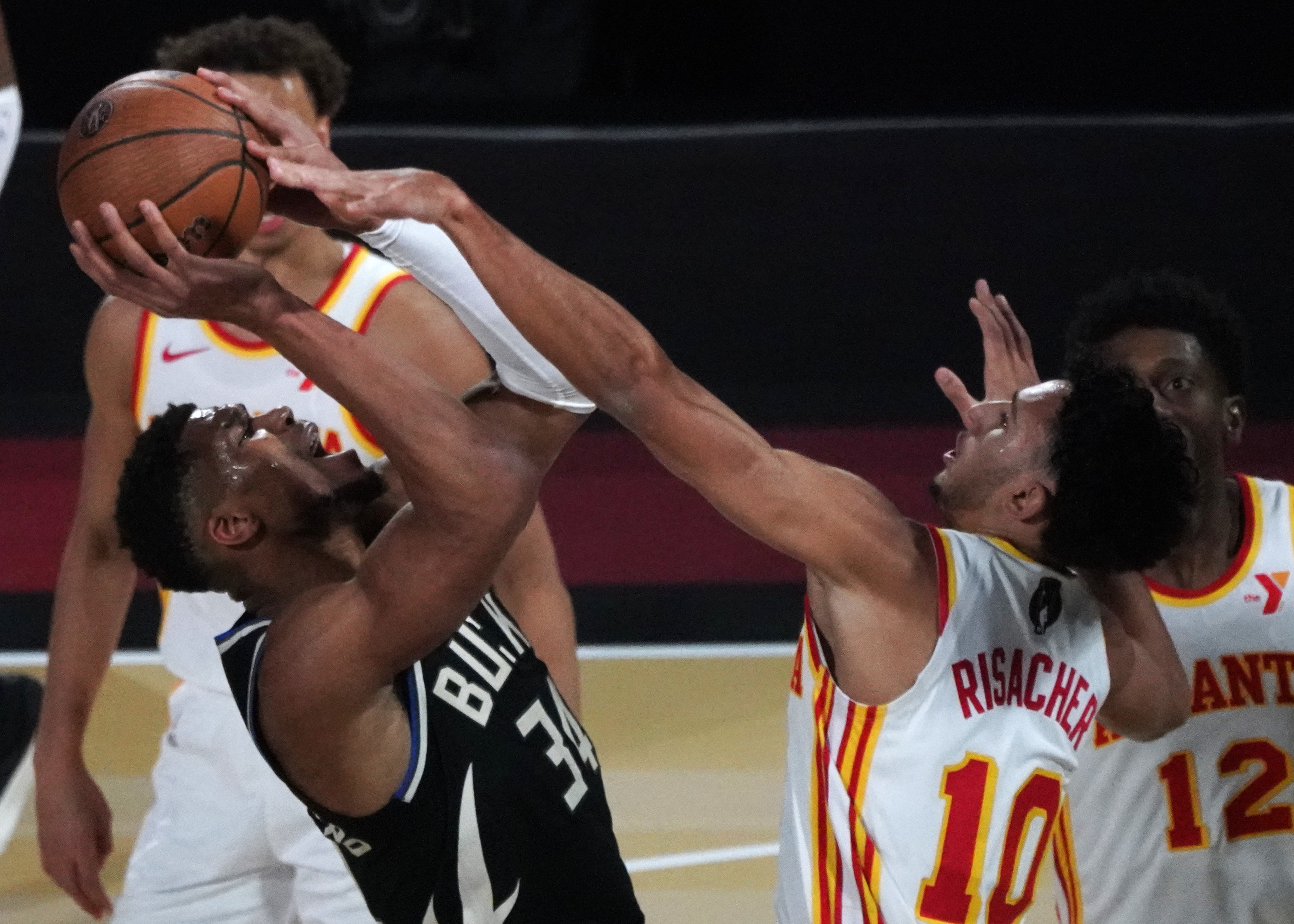 掘金横扫雄鹿,塔图姆点燃赛场的简单介绍 掘金横扫雄鹿,塔图姆点燃赛场的简单介绍