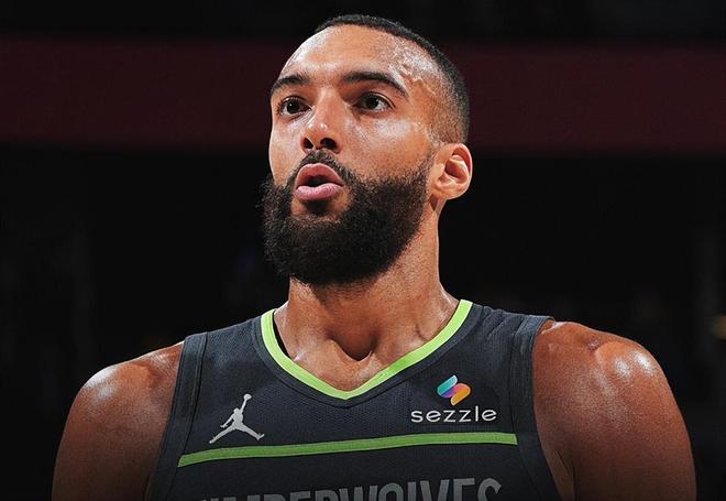 湖人B队逆转雄鹿,戈贝尔送出助攻 湖人B队逆转雄鹿,戈贝尔送出助攻